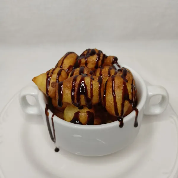 Beri topping cokelat.
Sajikan.