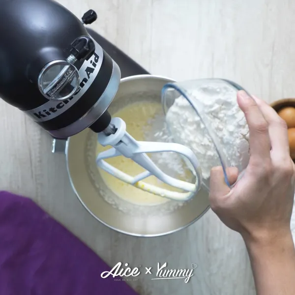 Siapkan mixer masukkan telur, gula pasir, SP, mix hingga mengembang kental.