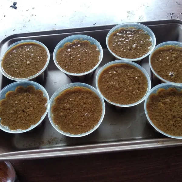 Biarkan hangat dan masukkan ke cetakan, biarkan set.