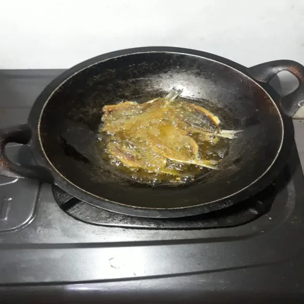 Goreng dendeng ikan dengan api kecil, sebentar saja agar tidak gosong.