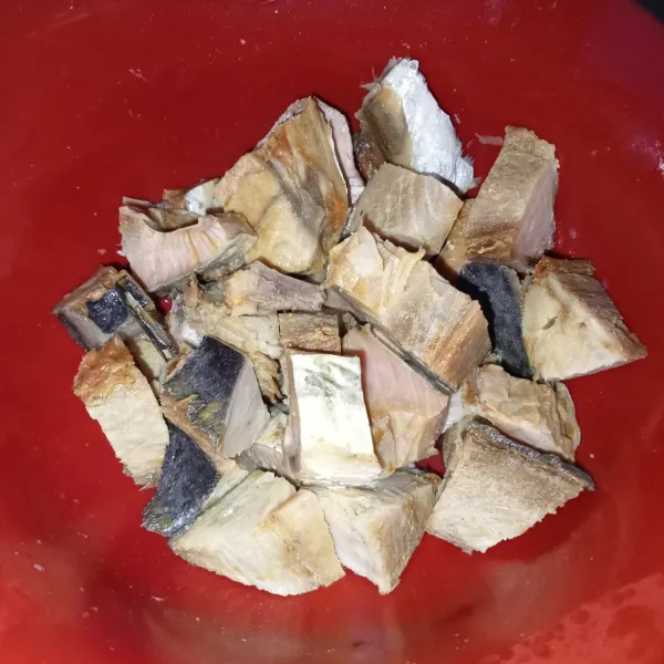 Potong-potong ikan asin dan rendam dengan air hangat sekitar 15 menit, kemudian goreng hingga matang.