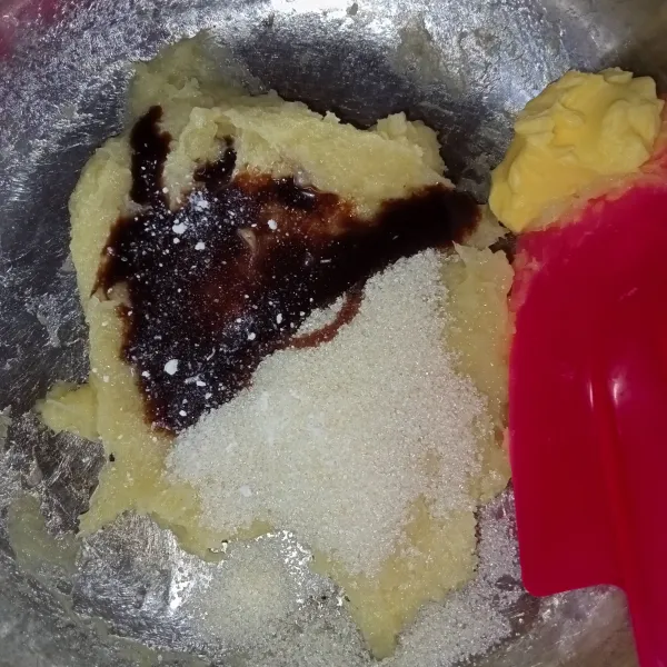 Saat masih panas segera haluskan singkong dengan cara di ulek. 
Setelah singkong halus tambahkan gula, kental manis swiss choco, vanili dan margarin.