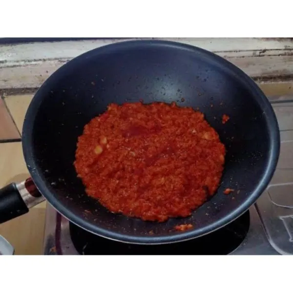 Lalu masukan garam 1 sdm, micin 1 sdm, penyedap rasa sesuai selera dan gula sdt.