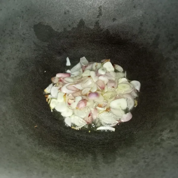 Iris tipis bawang merah dan bawang putih, kemudian tumis sampai harum.