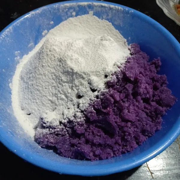 Kukus ubi ungu, lalu haluskan dengan garpu. Kemudian campur dengan tepung ketan.