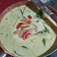 Masukkan tomat, seledri dan daun bawang, masak sampai mendidih dan angkat. 
Sajikan dengan taoge, perkedel kentang dan perasan jeruk nipis.