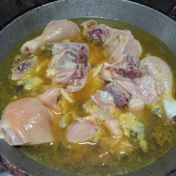 Rebus ayam dengan bumbu marinasi.