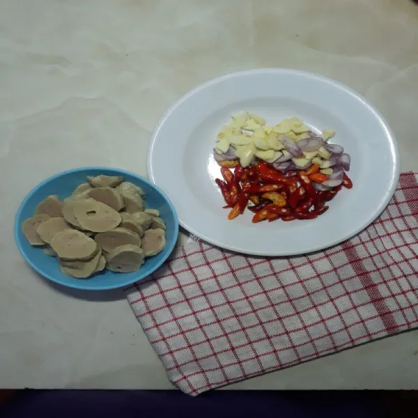 Kemudian iris  bakso, bawang merah, bawang putih, cabai.