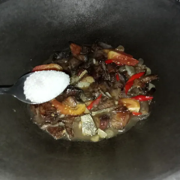 Bumbui dengan garam, gula pasir, dan kaldu jamur. Masak sebentar dan cicipi rasanya. Matikan kompor dan siap disajikan.