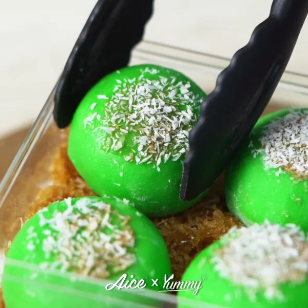 Masukkan adonan yang sudah dikukus kedalam toples box, beri layer unti kelapa, AICE MOCHI KLEPON, whipping cream pandan.