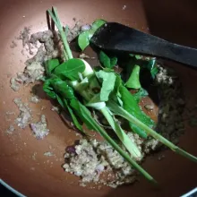 Tumis bawang merah iris hingga wangi, masukkan bumbu halus tumis lagi hingga harum, masukkan semua bumbu rempah.
