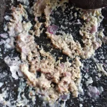 Giling bumbu halus dengan garam hingga halus.