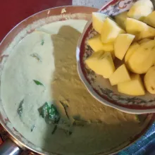 Masukkan kentang, wortel, masak hingga empuk.