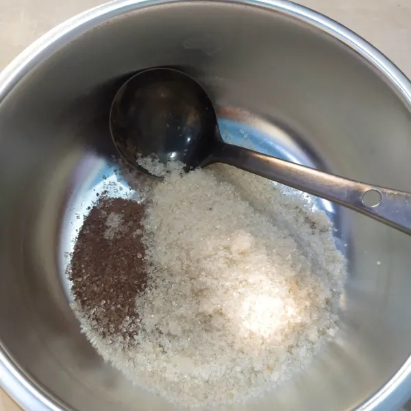 Kemudian siapkan tempat, masukkan agar-agar, milo, gula pasir dan garam, aduk rata.