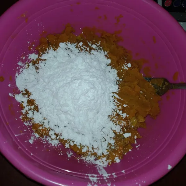 Kukus ubi, kemudian hancurkan dengan garpu. Lalu beri garam dan tepung tapioka, kemudian aduk rata.