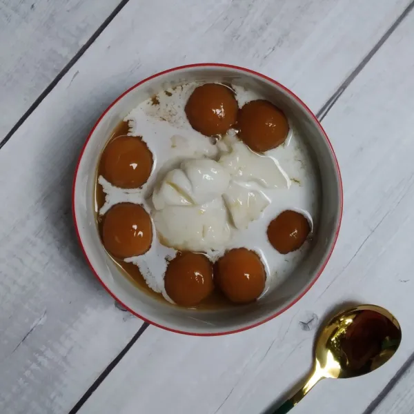 Cara penyajian : masukkan bubur sumsum ke dalam mangkuk, tambahkan candil dan kuahnya, lalu siram dengan kuah santan.