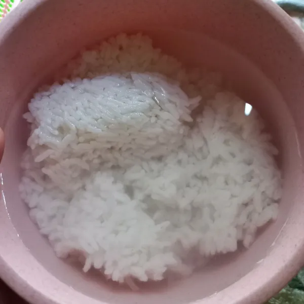 Rendam nasi sisa dengan air sekitar 1 jam.