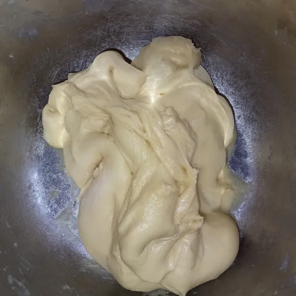 Uleni sampai kalis, masukkan garam dan margarin. Uleni sampai kalis elastis.