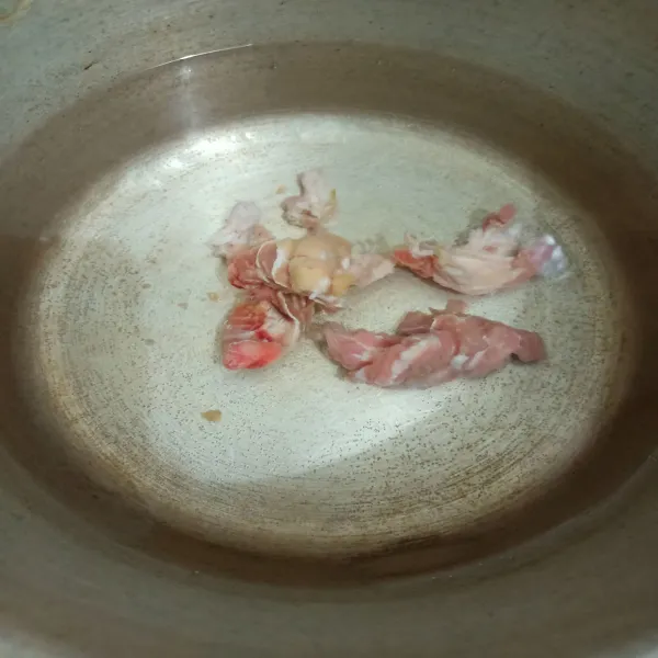 Rebus daging hingga mendidih, buang kotoran di atas air.