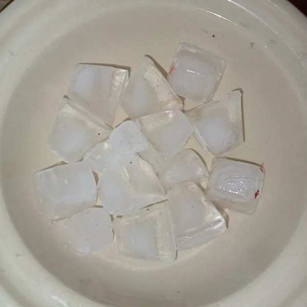 Tata es batu pada dasar mangkuk.