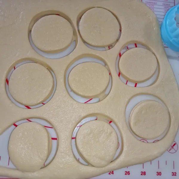 Biarkan mengembang 2x lipat, lalu kempeskan adonan, kemudian gilas dan cetak bulat.