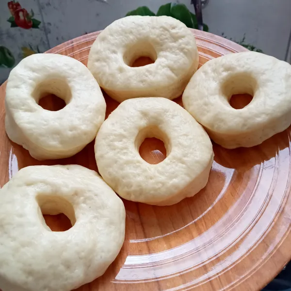 Proofing kembali selama 30 menit atau sampai mengembang 2 kali lipat. Lubangi bagian tengahnya dengan spuit. Kemudian goreng hingga kuning keemasan, lalu tiriskan.