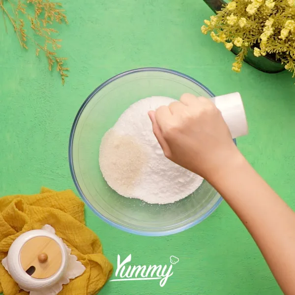 Di dalam sebuah mangkuk, campurkan kelapa parut, gula pasir dan santan.