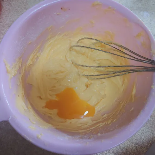 Aduk hingga lembut,butter,margarin dan gula halus menggunakan wishk. Lalu masukan kuning telur,aduk kembali hingga rata.