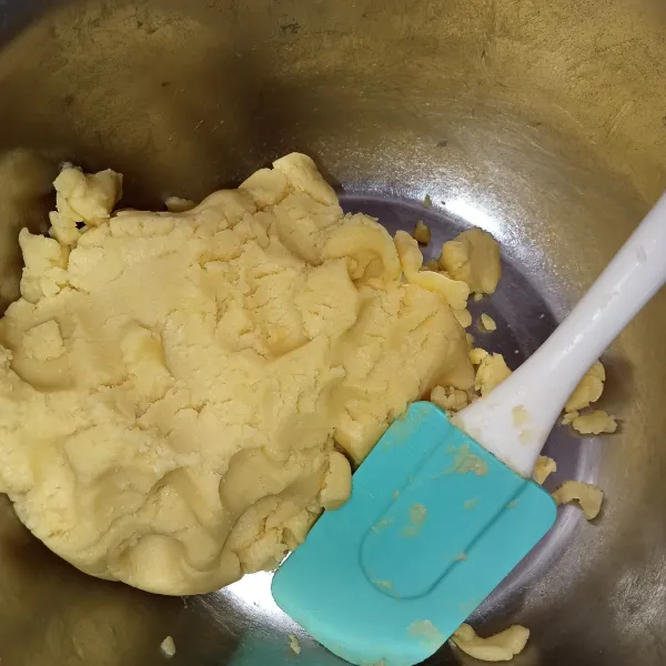 Masukkan tepung terigu, tepung maizena, susu bubuk, dan vanili, lalu aduk rata.