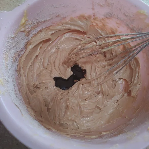 Tambahan pasta coklat aduk hingga merata. Lalu masukan sisa tepung dan aduk kembali