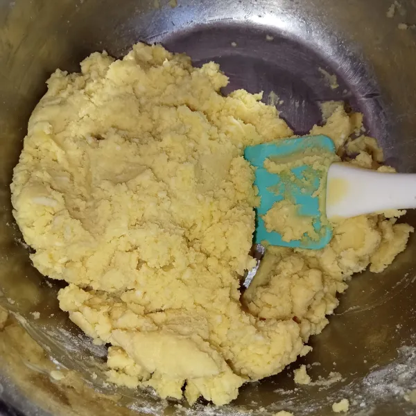 Masukkan tepung terigu, tepung maizena, dan susu bubuk, lalu aduk rata sampai bisa di pulung. Jika dirasa adonan terlalu lembek cukup tambahkan 1 sdm tepung terigu.