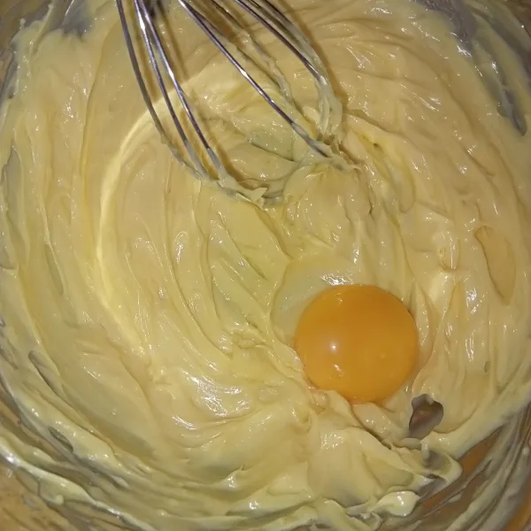 Aduk rata margarin, butter, dan garam menggunakan whisk, lalu masukkan kuning telur. Aduk hingga rata.
