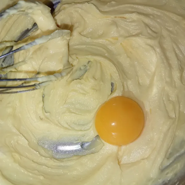 Campur mentega, margarin, dan gula halus jadi satu, lalu aduk menggunakan whisk selama 2 menit. Kemudian masukkan kuning telur, aduk kembali sampai rata.