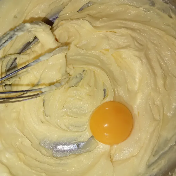 Campur mentega, margarin dan gula halus jadi satu, aduk menggunakan whisk selama 2menitmenit lalu masukkan kuning telur aduk kembali sampai rata.