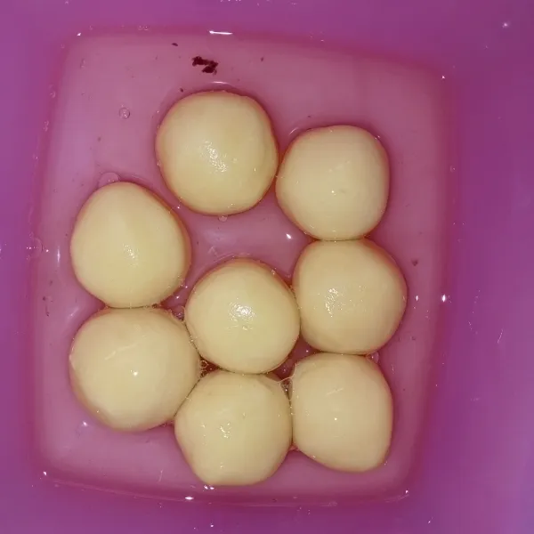 Pulung kecil-kecil, lalu masukkan ke dalam putih telur.
