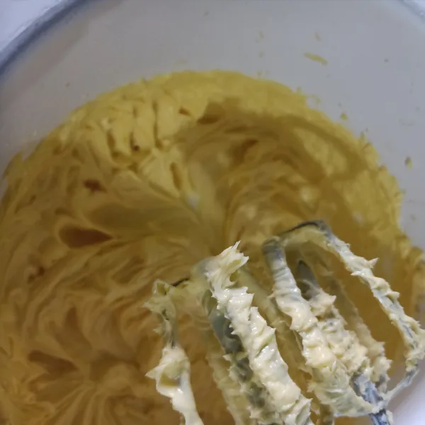 Mixer kecepatan rendah buter, margarin, gula halus selama 1 menit aja.