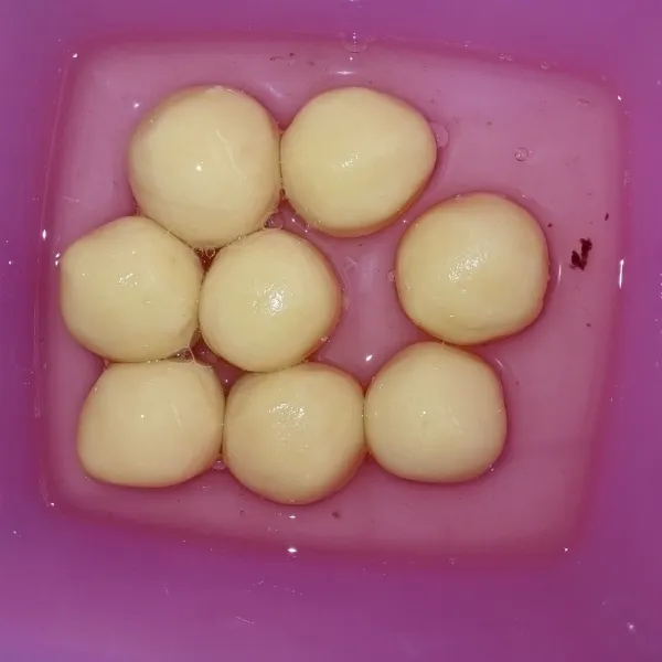 Pulung adonan celupkan kedalam putih telur.