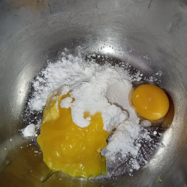 Campur margarin, butter, gula, dan telur menjadi satu. Kemudian mixer menjadi satu kurang lebih selama 2 menit.