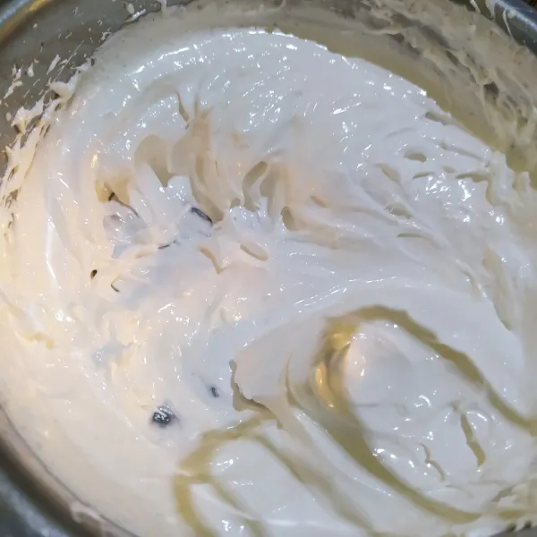 Mixer dengan kecepatan tinggi, putih telur, gula, cream of tar tar dan garam, hingga mengembang dan kaku.