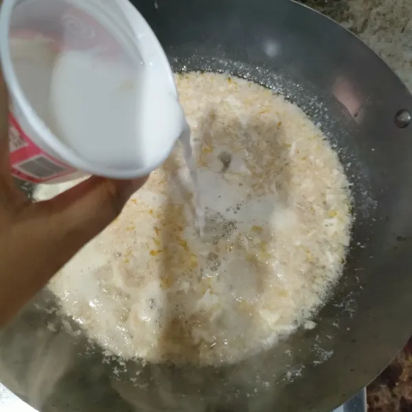 Tuang larutan tepung maizena, lalu aduk cepat.