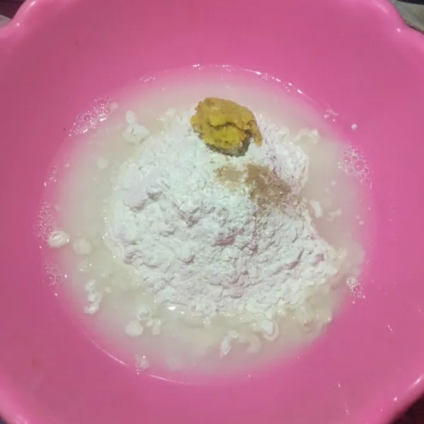 Campur tepung terigu dan tepung beras dengan bumbu halus, kaldu bubuk, garam dan air, aduk rata.