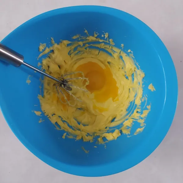 Aduk jadi satu margarin, garam dan vanili bubuk sampai rata dengan whisker. Kemudian masukkan kuning telur, aduk rata.