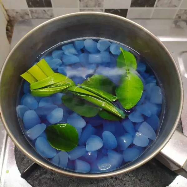 Masukkan dalam panci air rebusan telang, kolang-kaling, gula pasir, daun pandan dan daun jeruk.