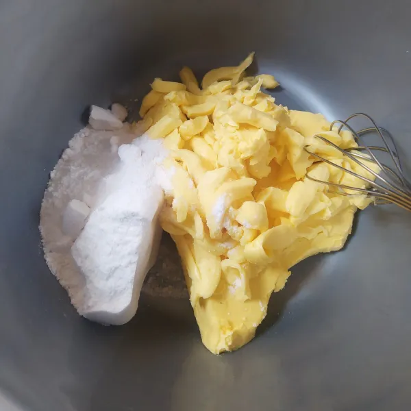 Kocok margarin butter dan gula halus hingga pucat.