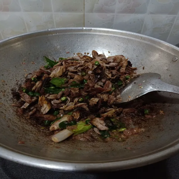 Setelah bumbu matang, masukkan potongan cabai hijau dan ikan tongkol suwir. Tambahkan sisa air, kurang lebih 50 ml. Masak sampai bumbu meresap dan air menyusut.