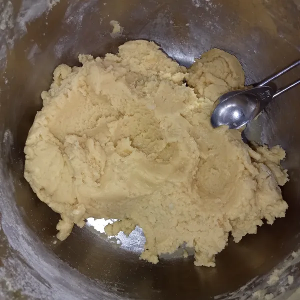Masukkan tepung terigu, tepung maizena dan baking powder, aduk rata hingga adonan bisa dipulung.