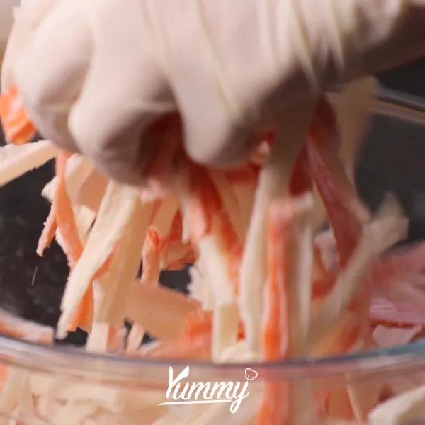 Campurkan menggunakan tangan hingga seluruh crab stick terbalur dengan tepung secara merata. Simpan dalam kulkas selama minimal 30 menit hingga mengering.