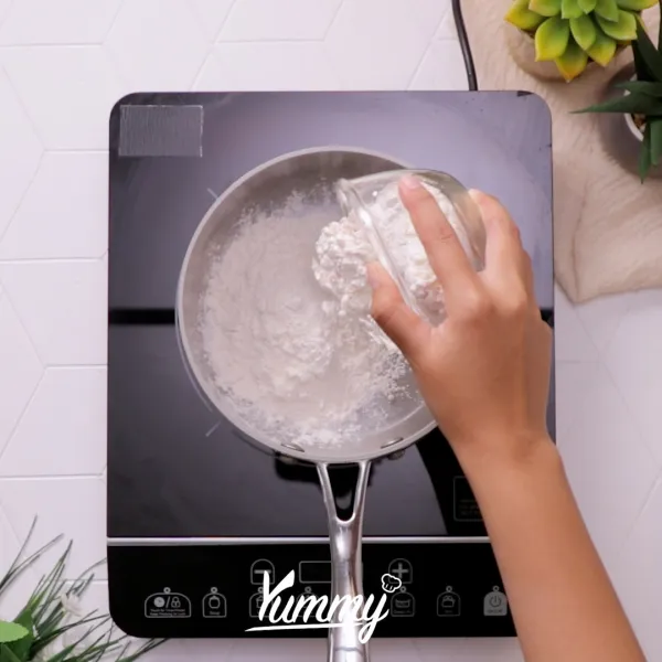 Di sebuah dalam panci campurkan tepung custard dengan air, gula, susu evaporasi, vanilla extract, dan garam. Kemudian aduk hingga rata.