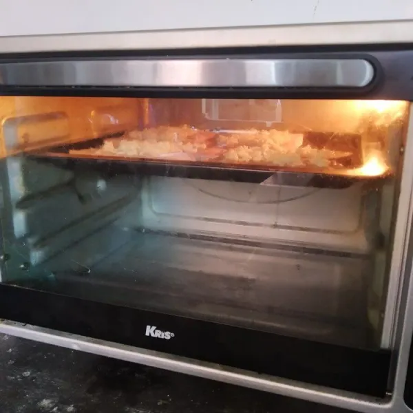 Panggang dalam oven dengan suhu 170°C api atas bawah atau sampai keju meleleh dan kecokelatan.