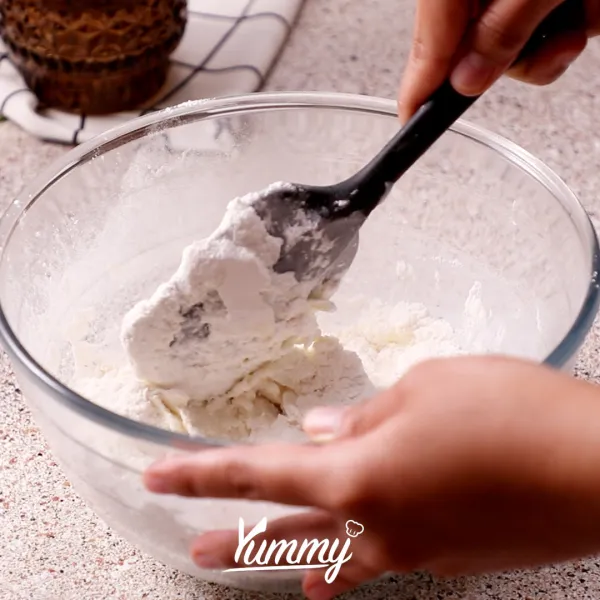Kemudian tambahkan greek yogurt sebagai pengganti margarin, lalu aduk hingga rata dan uleni menggunakan tangan hingga tercampur rata dan kalis.